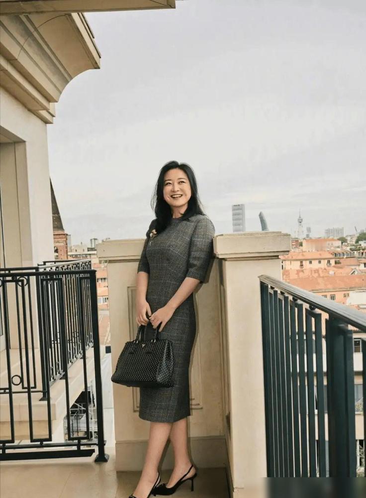 以为贾玲减掉100斤会疯狂接代言上综艺？其实人家转身就扎进了河北的小县城，为