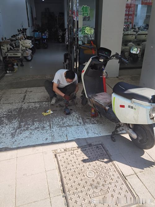 小区修车摊大爷说漏嘴：电动车这3个“省钱习惯”，比换电池管用昨天电动车没电