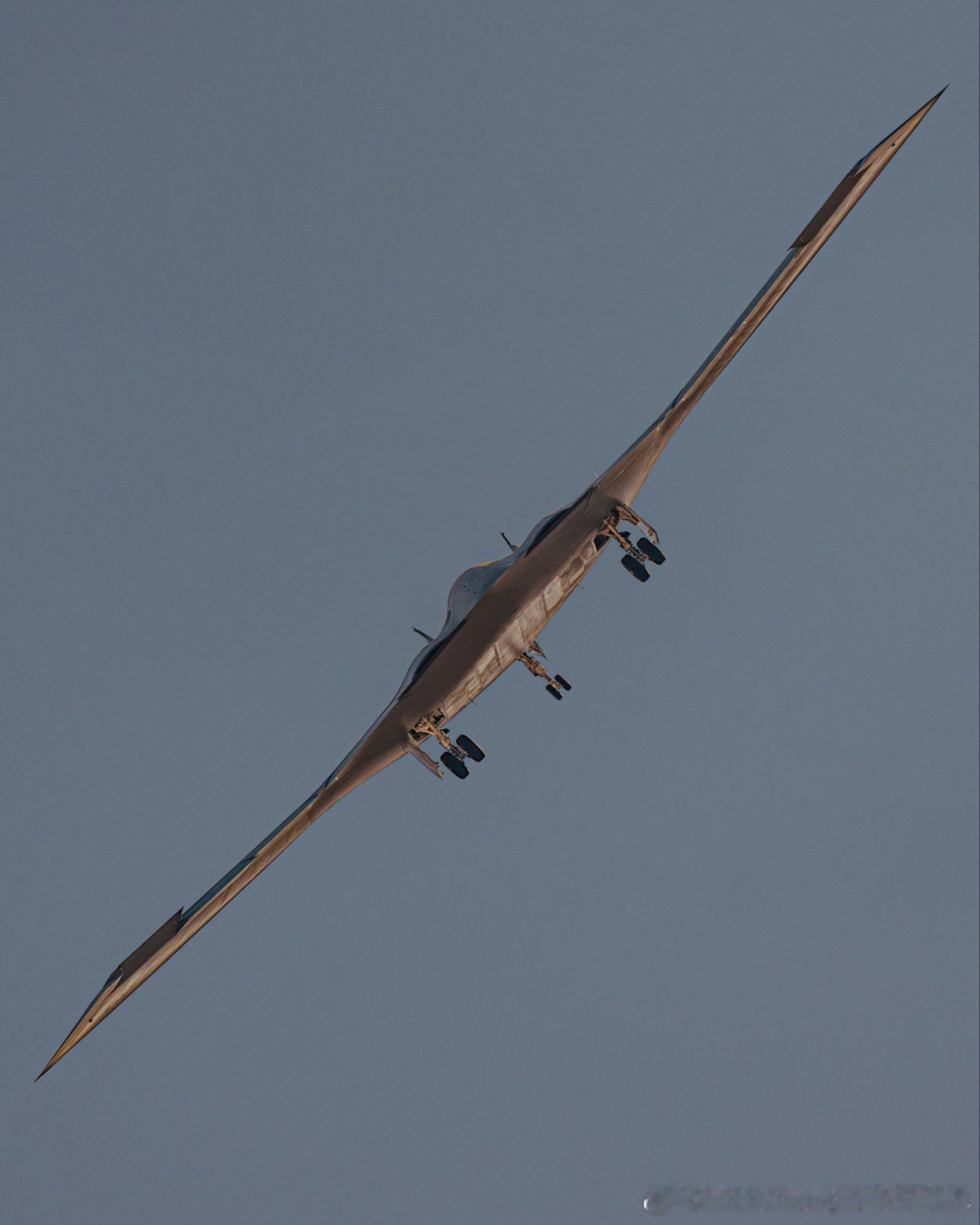 B-21后视图，尾喷管深埋​​​