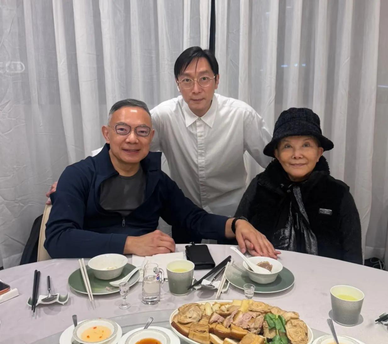 81岁富婆白韵琴与小15岁老公吃潮州菜，一细节尽显恩爱，感情好得让人羡慕！近日