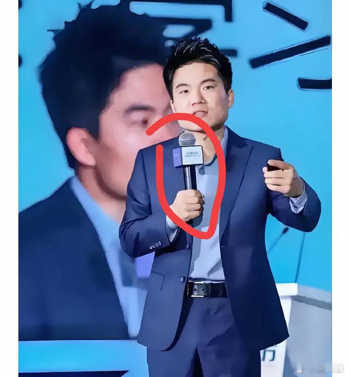 董宇辉与姐姐董亚楠，一段默默付出的亲情故事。姐姐为弟弟放弃学业，弟弟铭记恩情努力