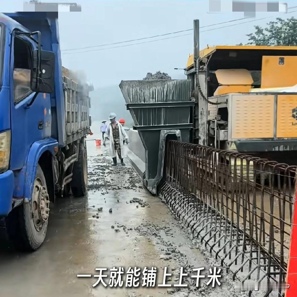 马路护栏竟然是打印出的，一天就能打印上千米，工人只要跟在后面简单打磨曾何几时还