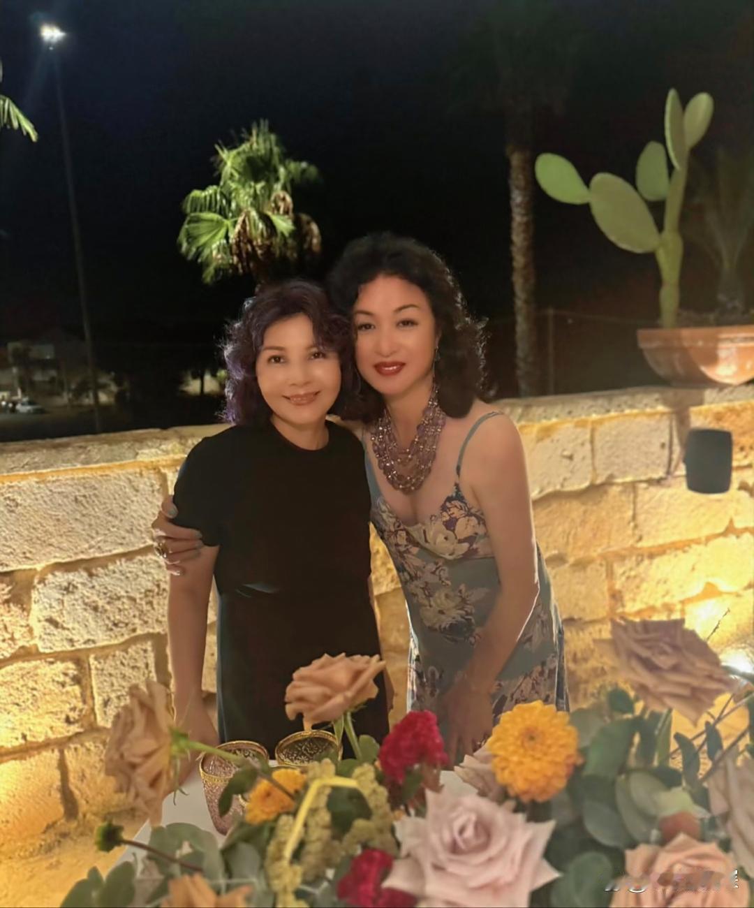 金星在法国巴黎庆祝58岁生日，她穿着一条吊带花裙子，留着卷发，化着精致的大浓妆，