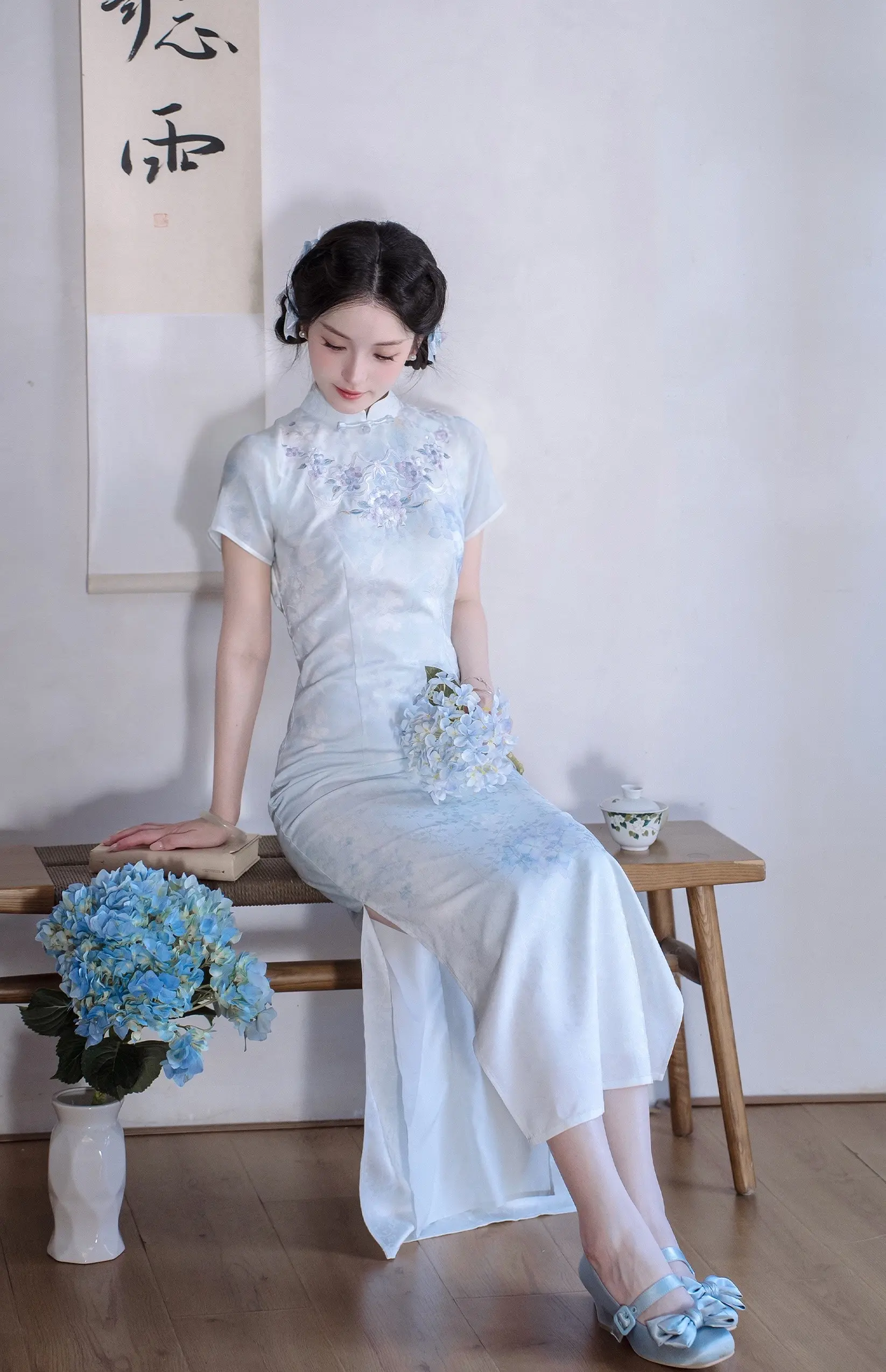雨季无尽夏带来的沁凉梦幻氛围！ 淡彩蓝紫色调的小旗袍也太美啦～ 印绣结...