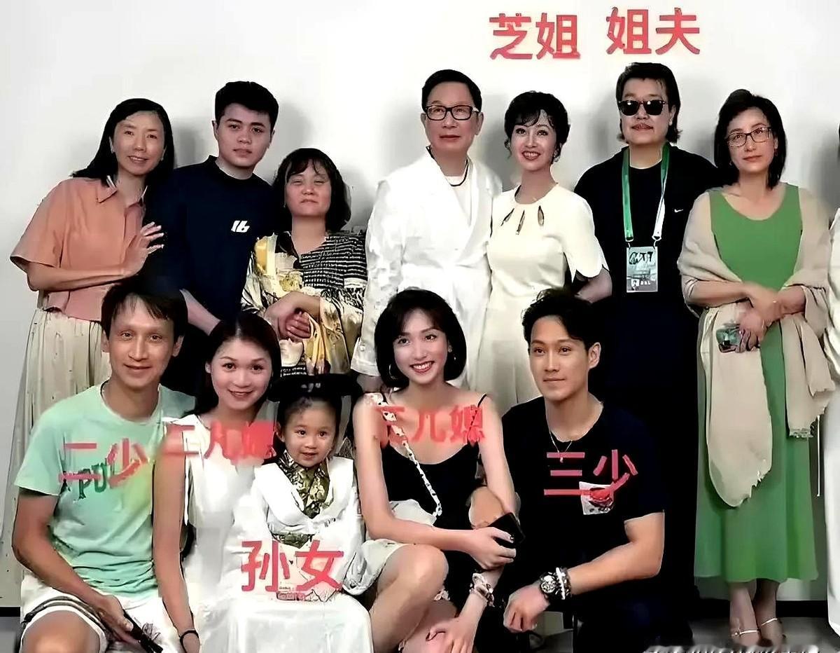 原来赵雅芝的生活这么苦，被三个儿子常年啃老。港媒爆料，71岁的赵雅芝之所以仍