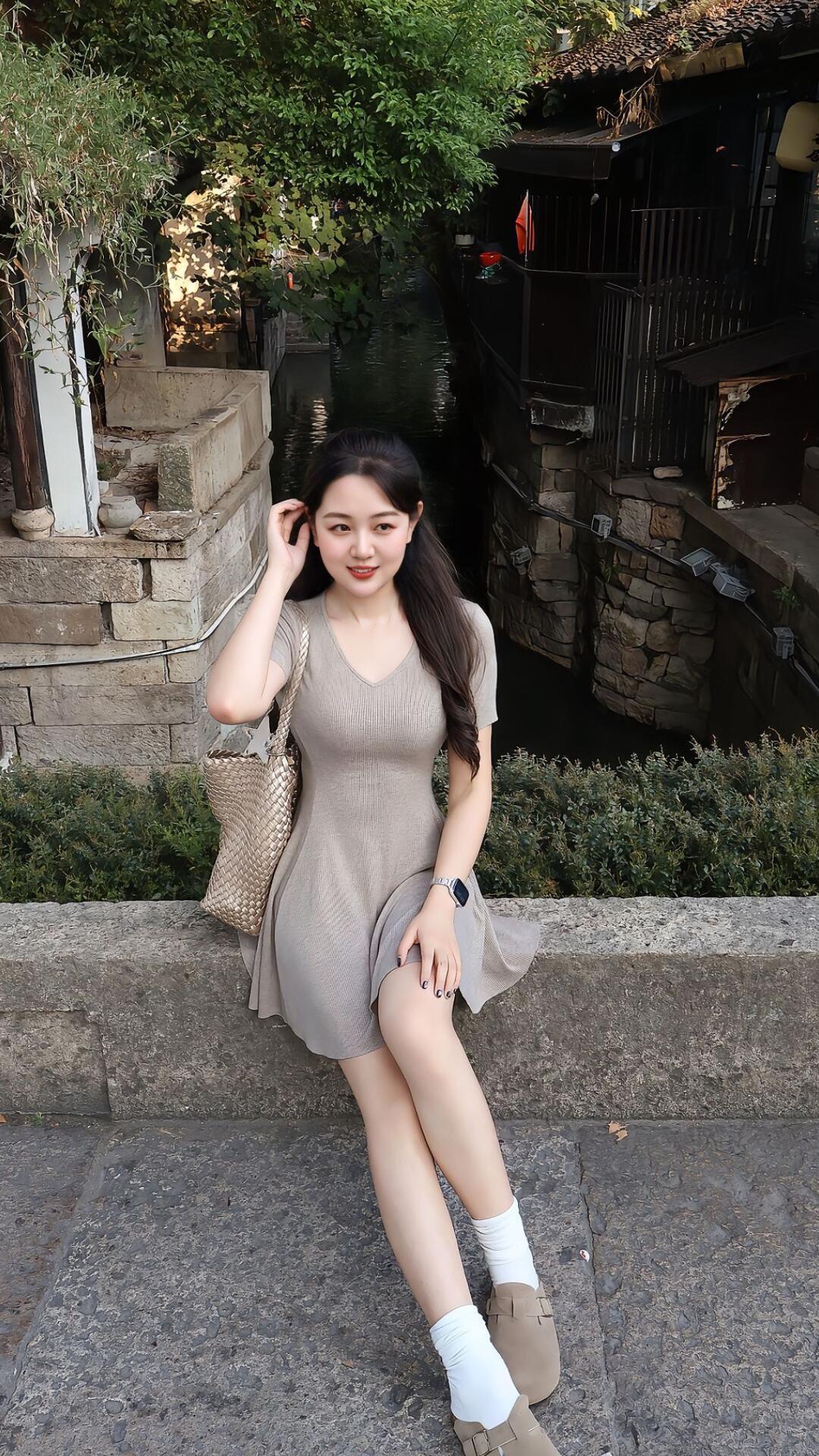 在古镇的石桥上，优雅地坐着，享受宁静的时光。