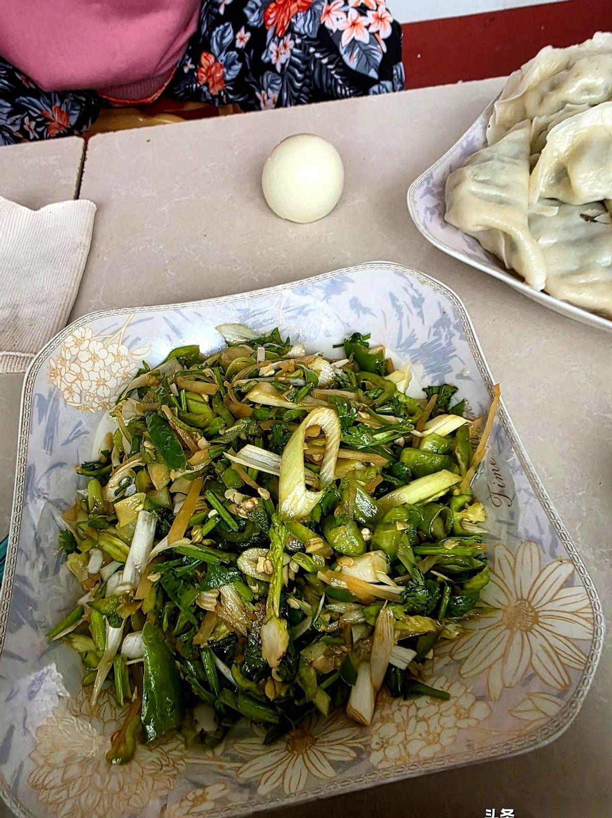 刚出锅的笼屉一掀，白蒙蒙的热气还没散尽。村北婶子家那个妹妹，站在灶台边，一口气连