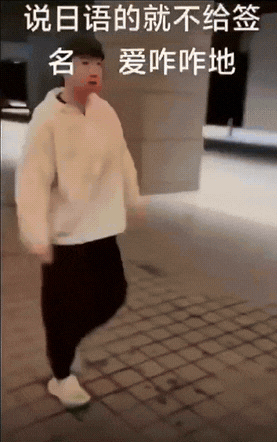 小莎莎太有个性了！孙颖莎外出吃饭时，一位日本人正好撞见了她。他可能是孙颖莎的