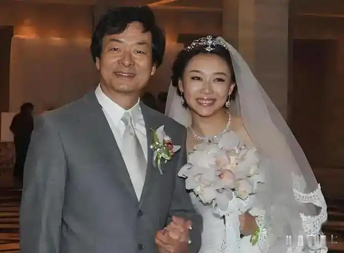 2012年，濮存昕女儿濮芳出嫁的前一晚，他拿出一张存有50万的银行卡交到女儿手上