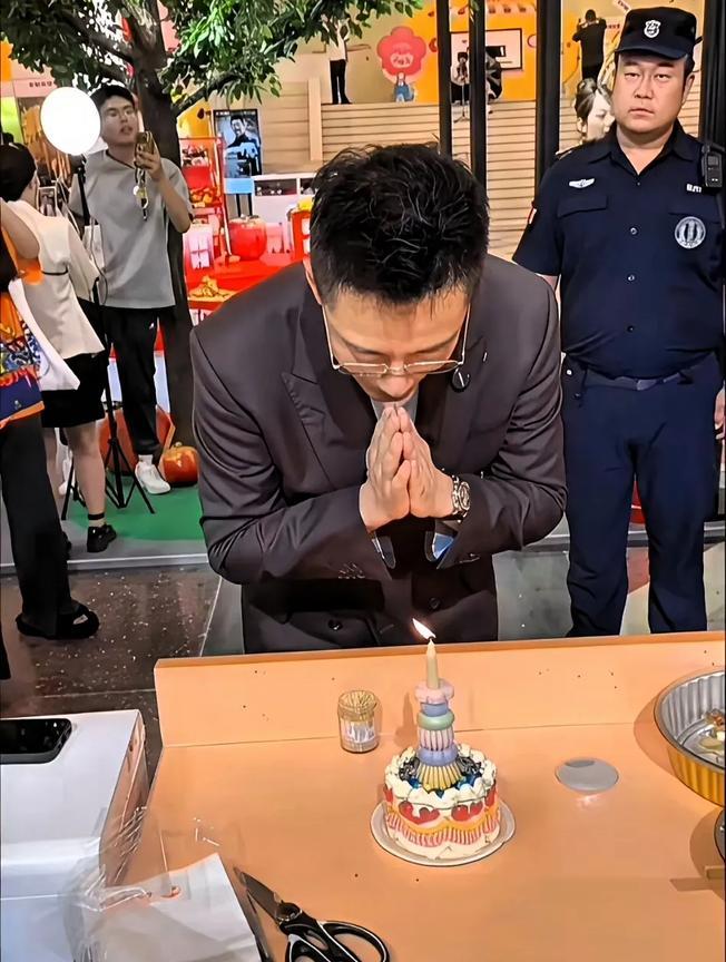 汪小菲生日当天的缺席与三代人的现状：缺席背后的故事汪小菲昨天过生日。前一天马筱