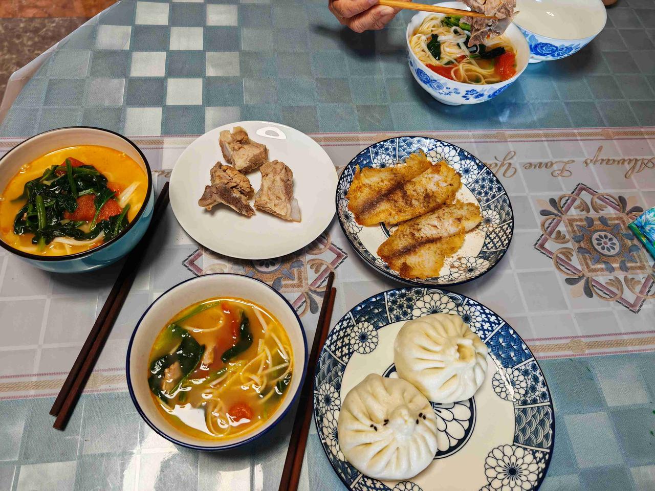 祖孙三人的午餐～山东家里的气温35℃/28℃，从早晨就开着大空调，亲家姐姐来家