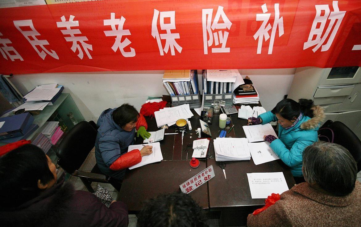 村里一对兄弟，哥哥62岁弟弟60岁，一个交社保一个不肯交，退休后却过着不同的人生