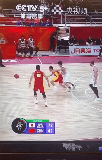这高个子反应也是绝了，他到底在想什么？