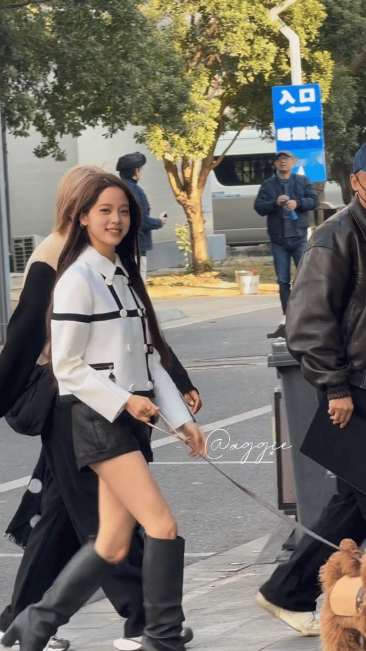 欧阳娜娜把额头露出来大大方方的欧阳娜娜好美的样子！每一个露额头的画面都是可爱的