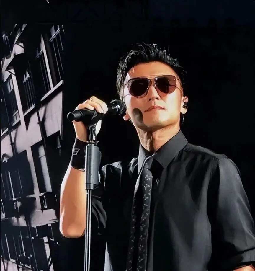 哪怕全网都在磕什么“世纪大复合”，我今天也得冒死说句大实话：谢霆锋与王菲当年的复合，一直被网友称作世