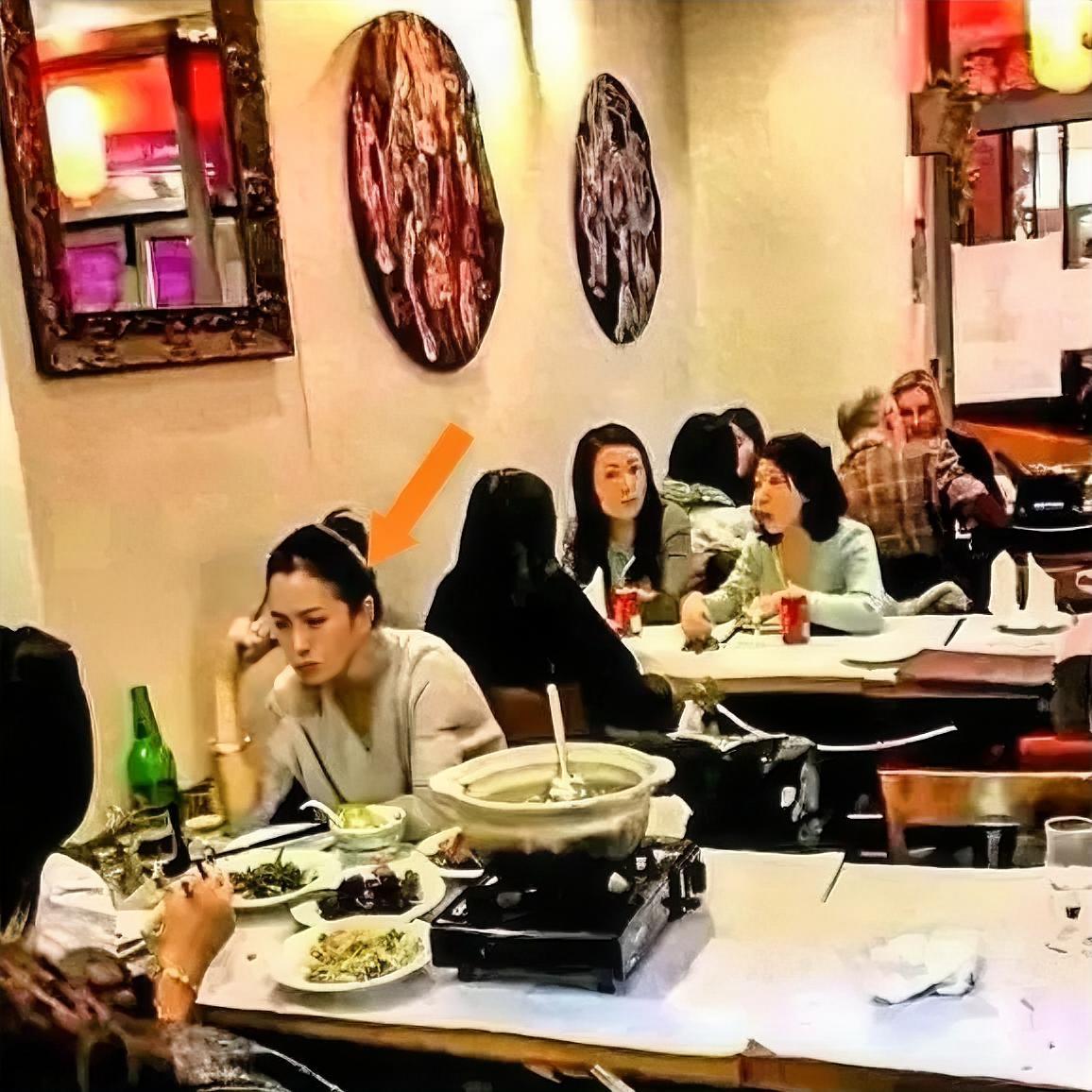 天呐！巩俐这状态也太真实了吧✨60岁的她扎着头发、套个T恤就去餐厅吃面，脸