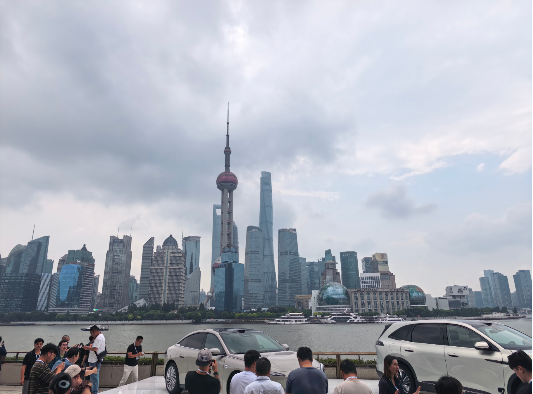 上汽集团和通用汽车到底能不能续约，之前一直有人争论。我提前一两周也问过朋友：结果