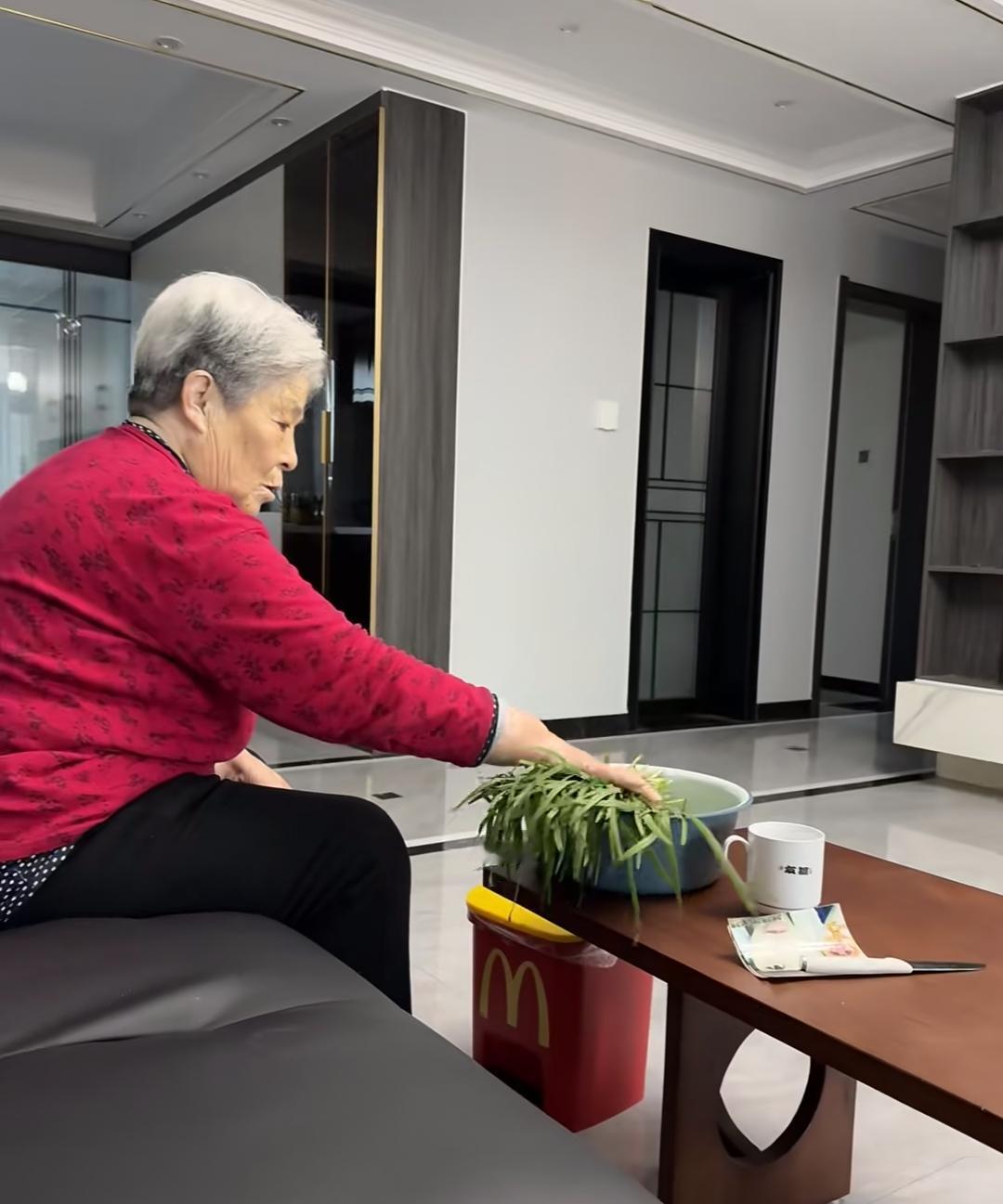 楼下张阿姨真是人间清醒张阿姨今年69岁，老伴走后留下60多万存款和96平房子，