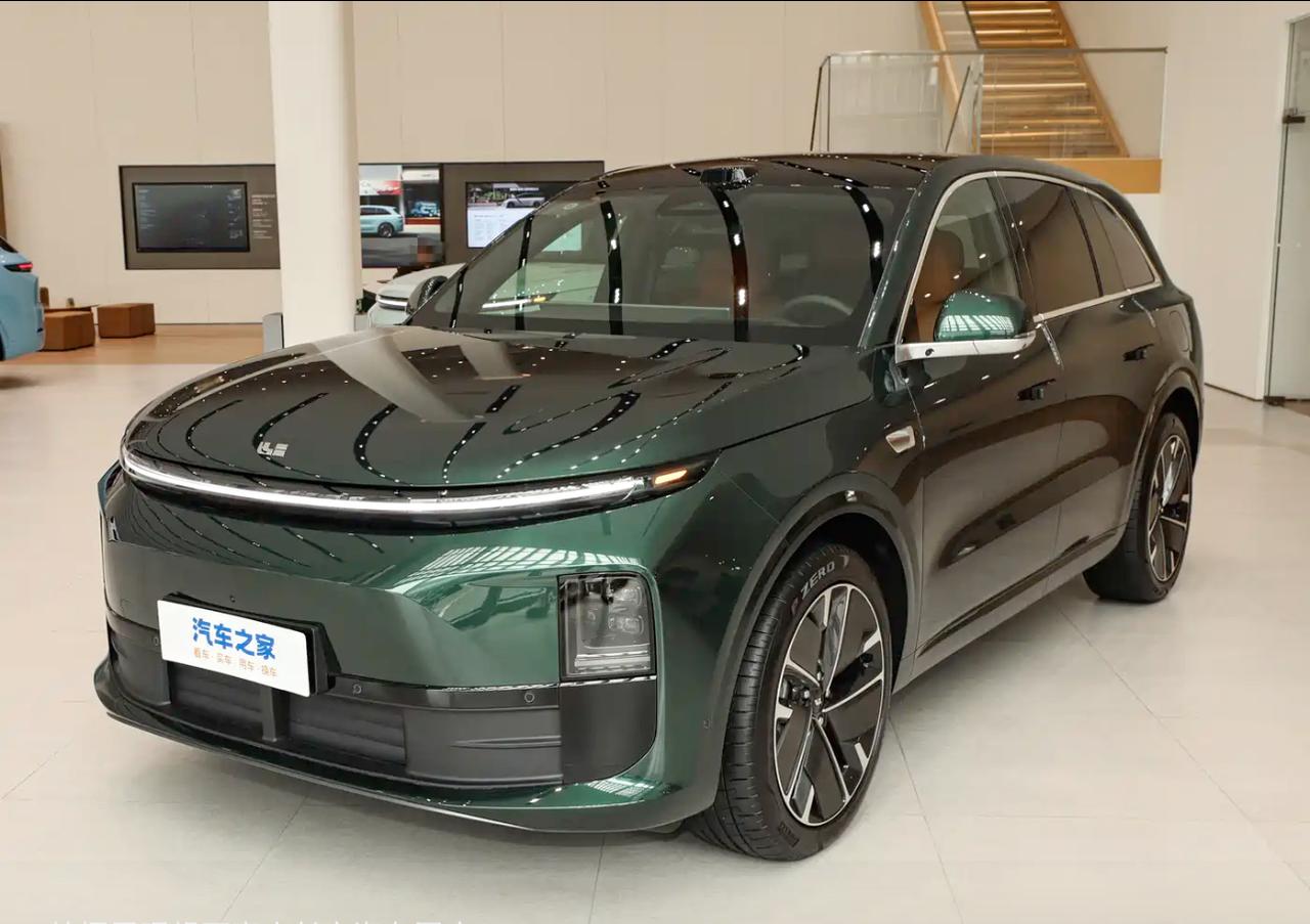 2025款理想L6（智能焕新版）核心信息2025款理想L6为增程式中大型5门