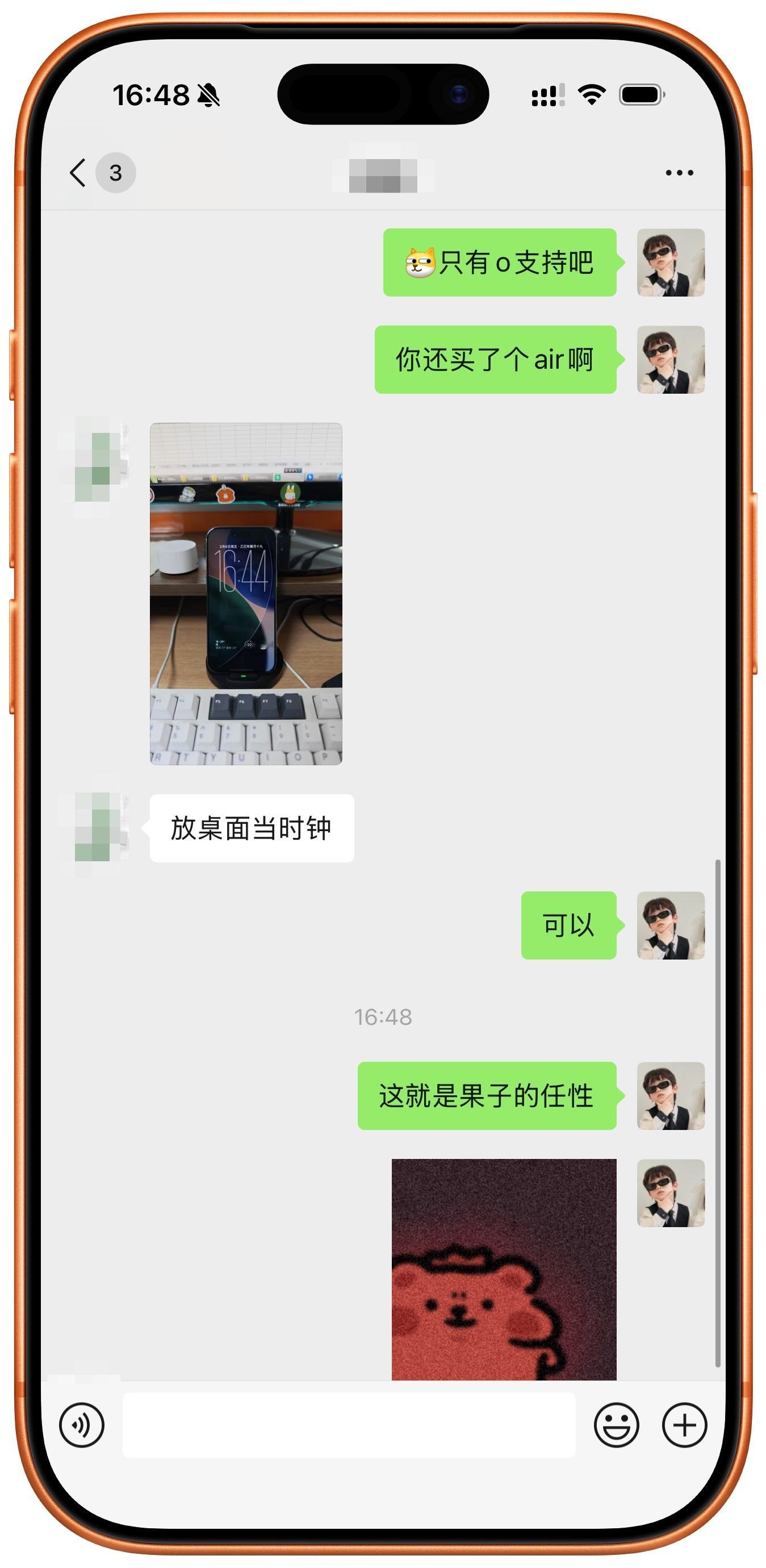 看到了没，我朋友才是真·果子。有钱任性，买了一台iPhoneAir当桌面时钟