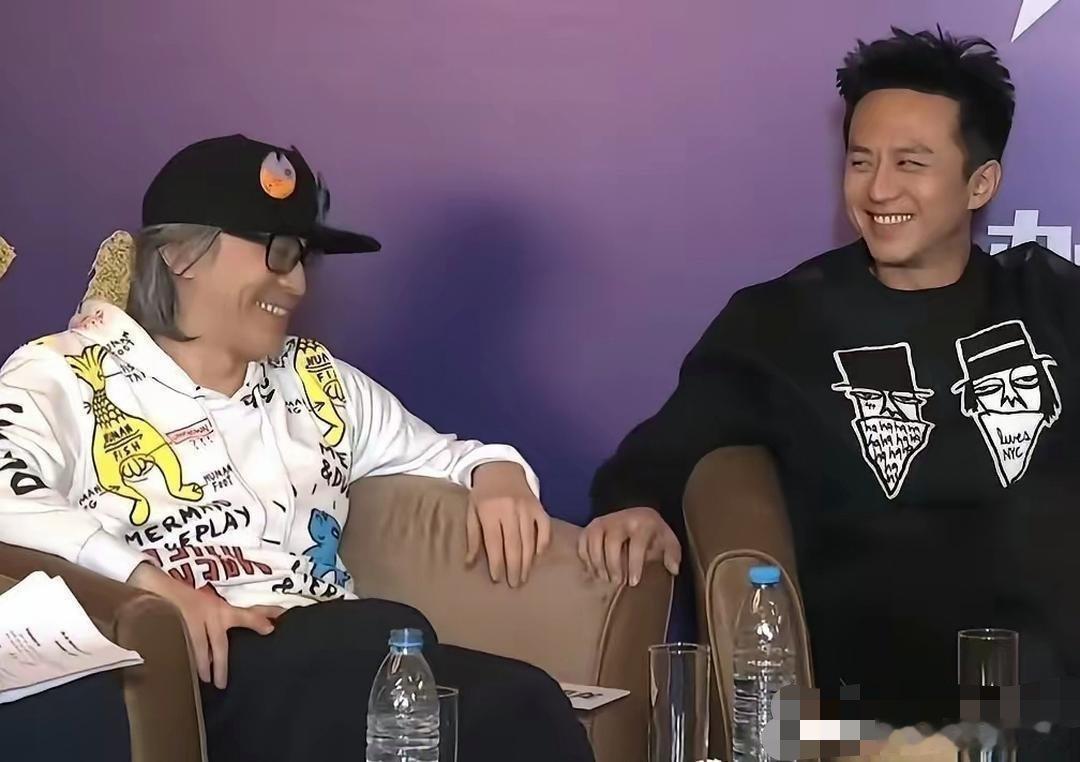 邓超没公开祝贺《功夫女足》，不是忘了，是真没法开口。当年拍《美人鱼》，星爷把他当