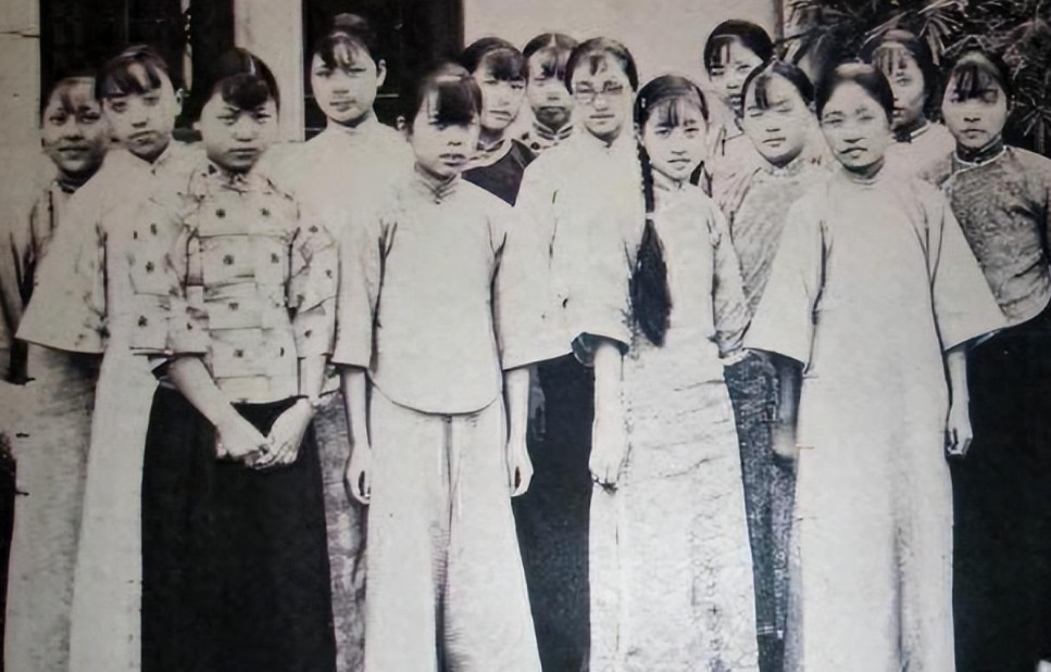 1974年，90岁的杨森娶了17岁的张灵凤，新婚之夜，张灵凤不甘地问道：“你一生