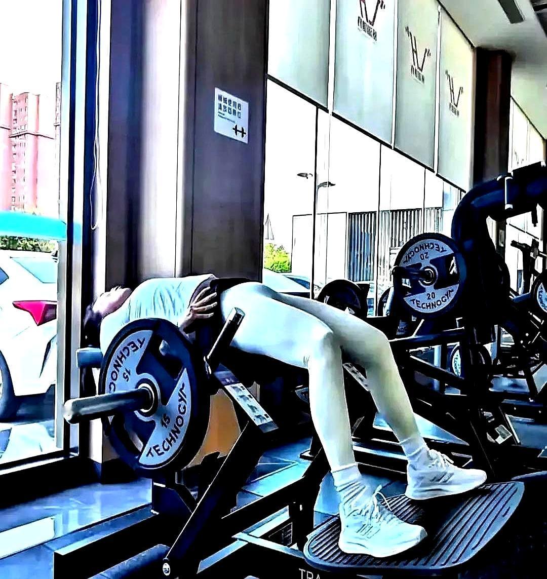 苦茶丹丹香晒了组健身房照片，器械空片没上重量，屁股还没夹紧。懂行的博主们