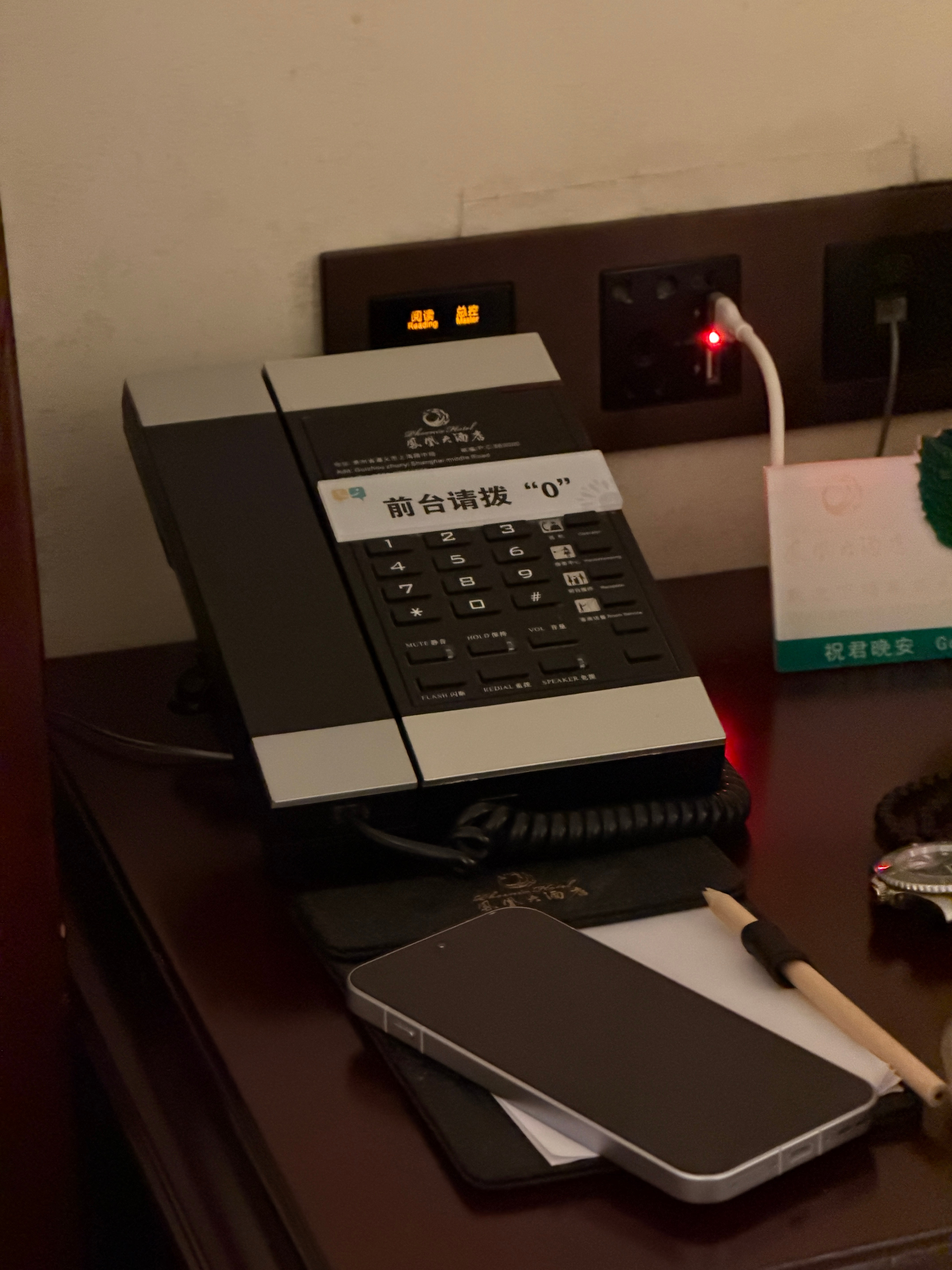 给大家分享一下李老师有多溜！我喊了美团送洗脸巾、让小哥交给机器人送上来。此时电