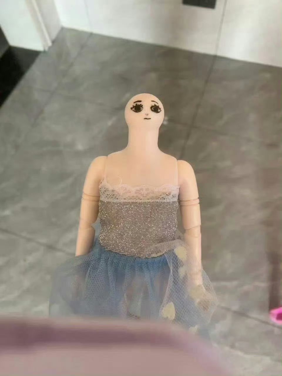 不小心把妹妹的娃娃头拧掉了这样看不出吧