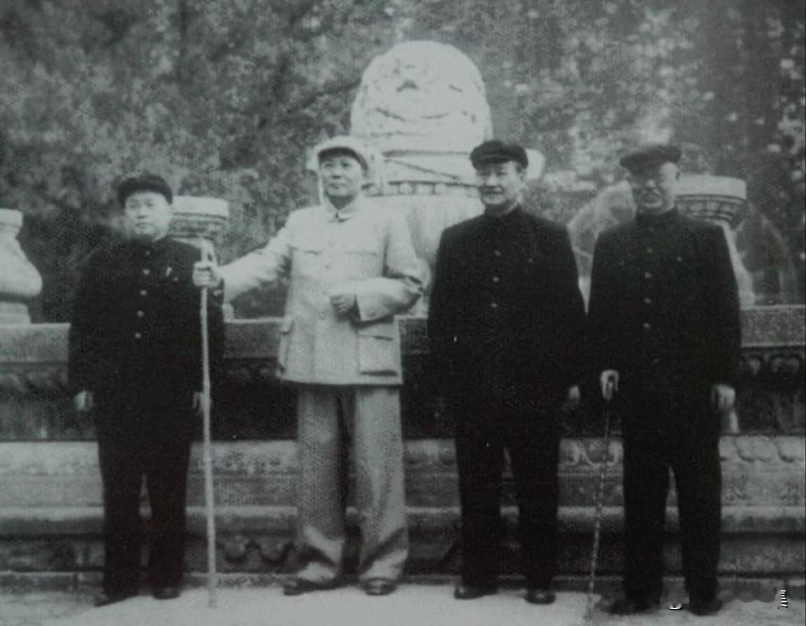 1949年9月7日晚10时，北平前门车站灯火通明。毛泽东、朱德、周恩来、林伯渠、