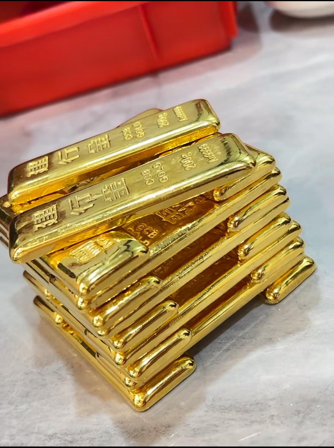 10月27日,黄金市场已经失控了!那些把预测博主当“神仙”的人傻了眼,连学生