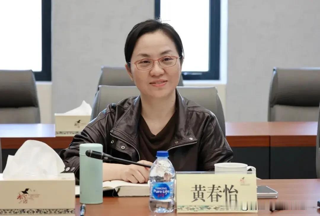 法学学士、督查出身、街道一把手，黄春怡这身"实干派"行头，怎么看都不像会栽的人。