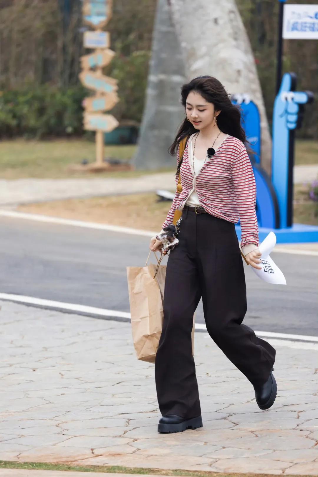 谭松韵这套真的小个子必抄！❤️红白条纹开衫下摆打个结，瞬间拉长比例✨内搭白T