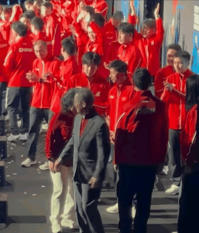龙队人缘怎么这么好呢？王楚钦搂着他的腰撒娇，谁还没有个哥哥呢？大胖从后面双手