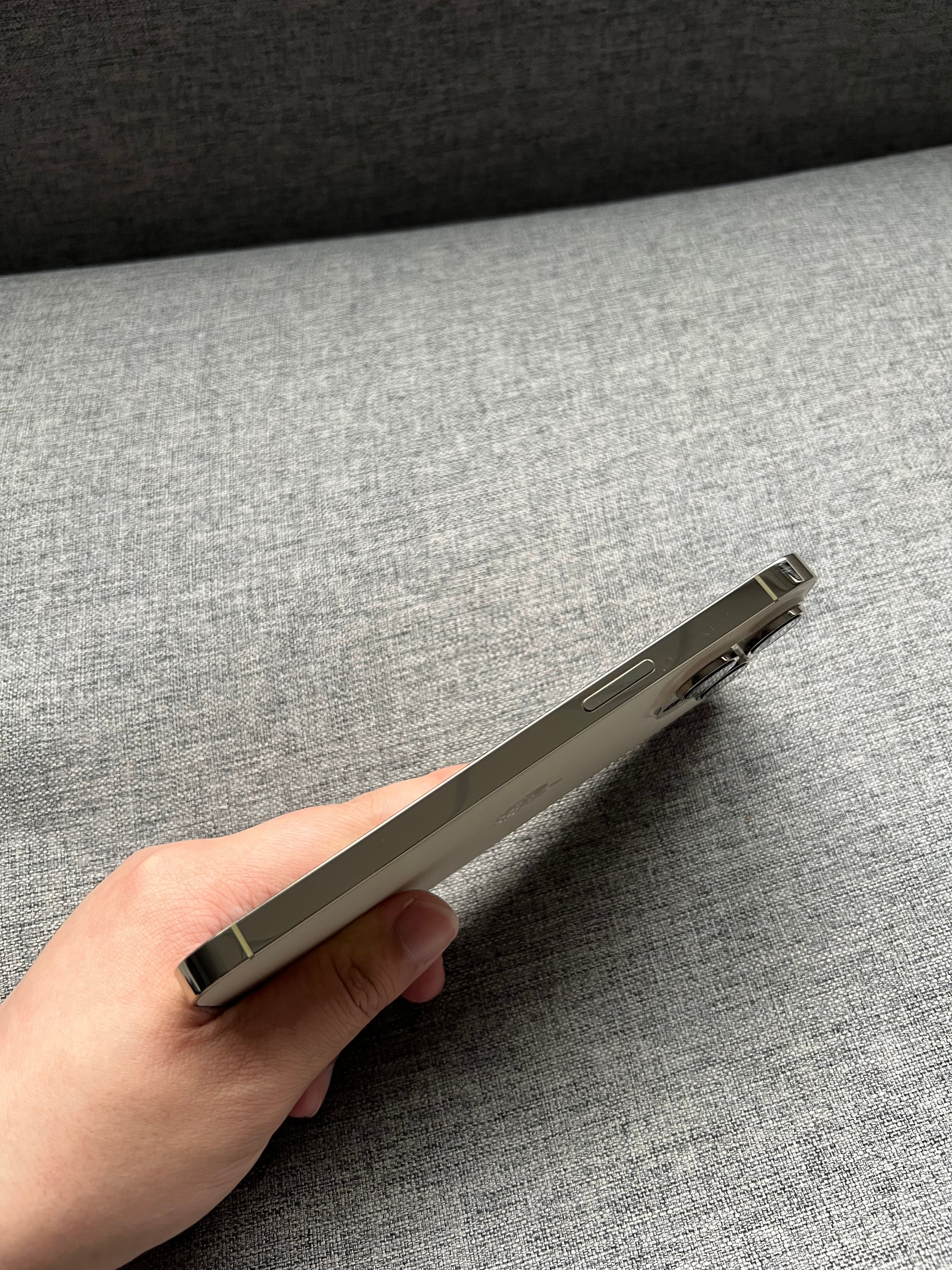 国行iPhone14ProMax256G金色，屏幕小划痕，中框划痕磕碰，