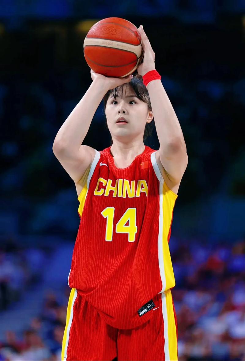 球迷起疑心，李月汝意外缺席世界杯，背后存在猫腻吗？女篮世界杯大名单公布，内线大将李月汝无缘出征，消息