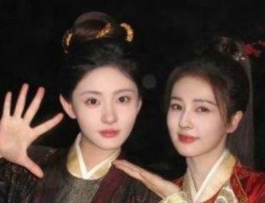 2月26日，赵晴新剧《在你眉梢种红豆》开播，白鹿在社交平台为其宣传。她发文称“从