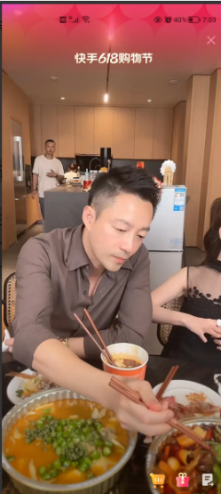 汪小菲成长起来啦！6月18日汪小菲进行直播带货。中午时他在麻六记官方账号直播，