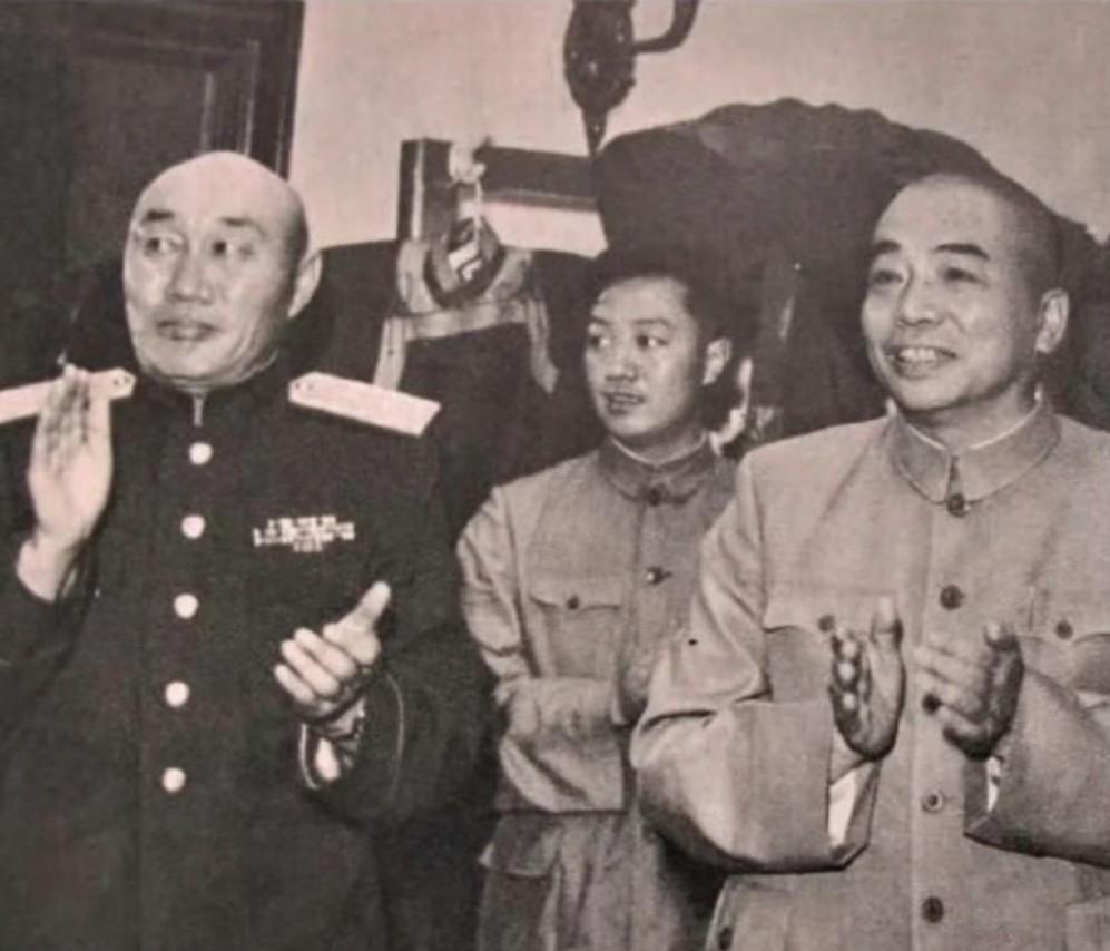 1955年7月6日，时任中国国防部长的彭德怀元帅，在北京出席了蒙古人民革命军歌舞