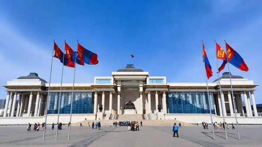 蒙古国乱成一团，反华到底图啥？蒙古国首都乌兰巴托的广场上，年轻人举着标语、喊着口