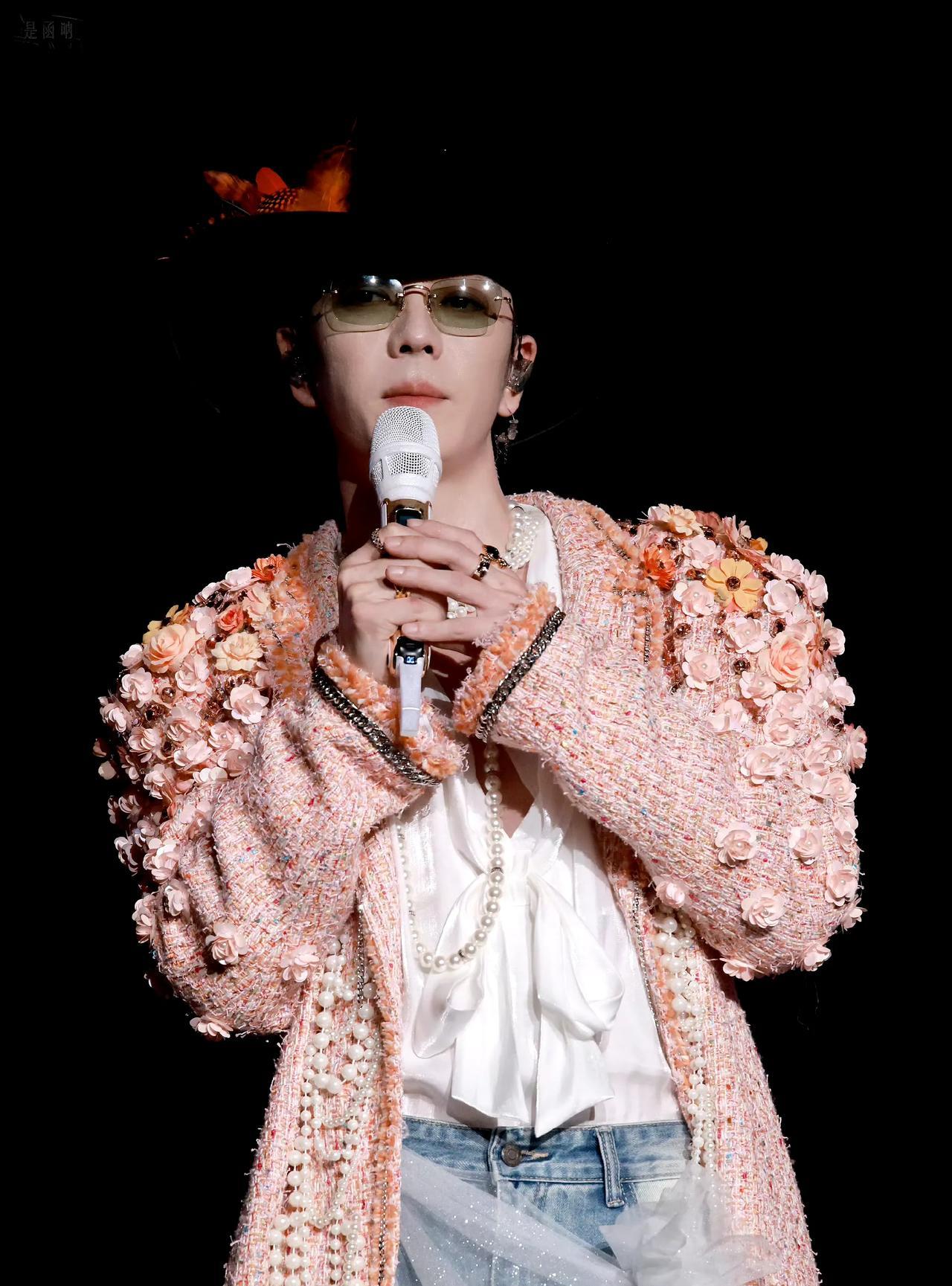 王栎鑫北京X巡回演唱会，这张嘴有多好说，弹壳都懵了！弹壳是他的演唱会嘉宾，他说