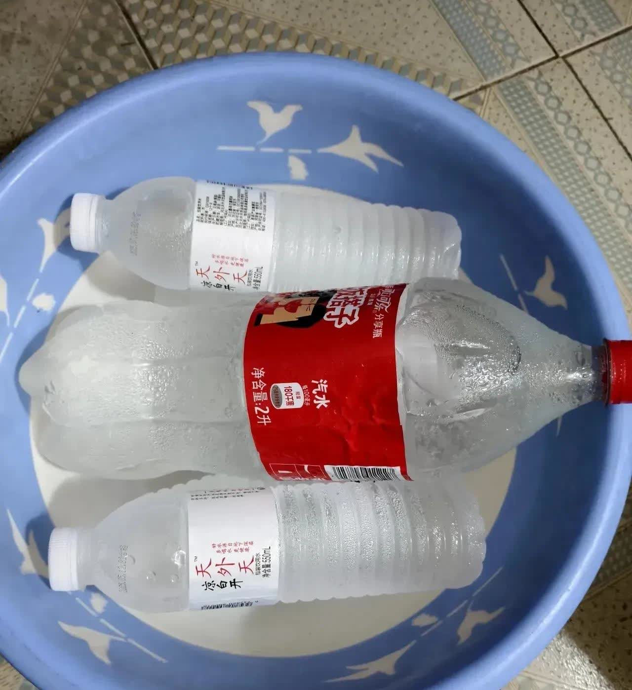 河南，一名女子家中没有安装空调，晚上睡觉的时候吹电风扇，可这几天实在太热了，即使