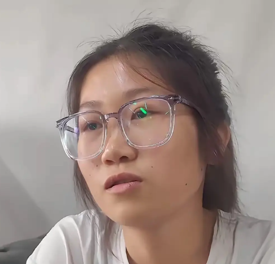 桂林扁担女孩接受采访，称父亲跟哥哥在外面打工赚钱，都是工地上干活，赚的都是辛苦钱
