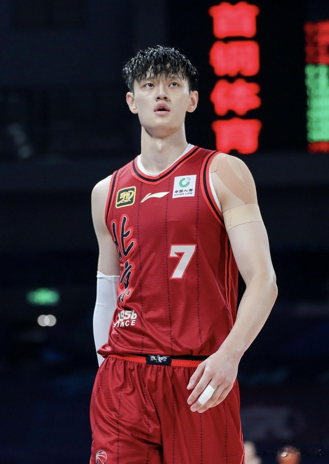 8月4日，NBA篮网传出两大消息。1、曾凡博正式签约篮网，冲击NBA梦想曾