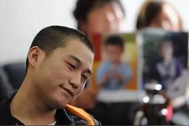 法庭上，20岁马金库歪着身子靠在被告席，全程面带笑意，他对法官说：“我希望法官能