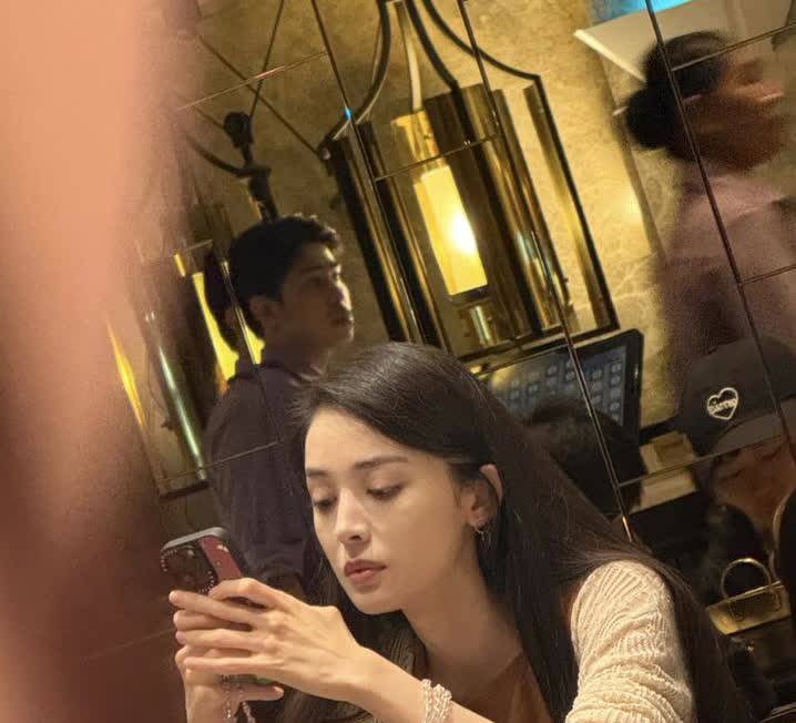 33岁古力娜扎被偶遇，真实状态曝光，没有网上吹的那么漂亮，她的面色憔悴，黑眼圈很
