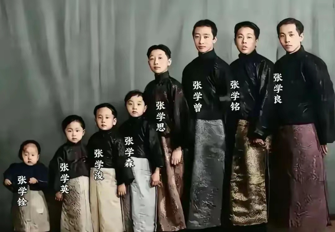 张作霖8个儿子齐聚的罕见合影，张作霖妻妾众多，因此8个儿子都不是一个夫人生的，年