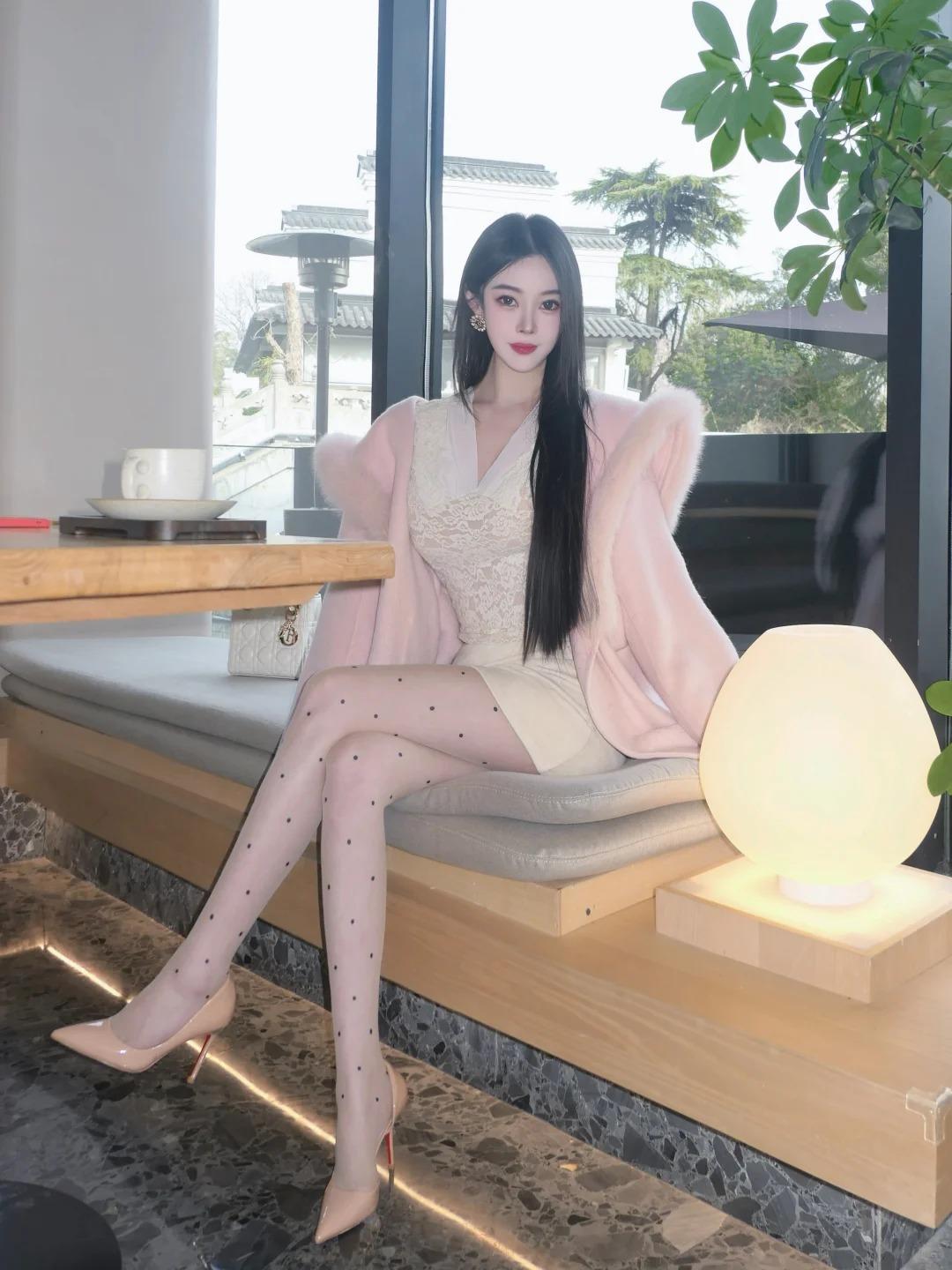 冬日小清新天花板非我女友莫属！💖软糯的粉色毛毛大衣自带温柔滤镜，裹着她整个人