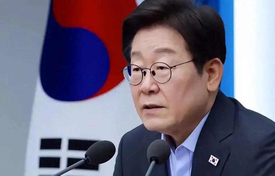 就任一年，支持率倒挂！韩国总统的“死亡交叉”来得太快李在明刚当上总统那会儿，