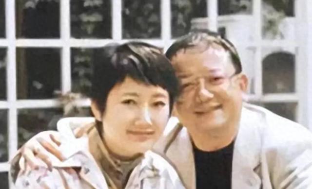 1996年10月，48岁王刚迎娶36岁歌手成方圆，一次酒后王刚吐露心
